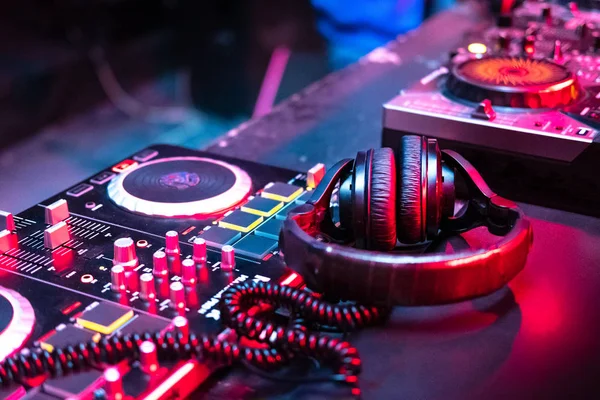 Dj müzik konsol arka planda gece kulübü parlak ışığın parlak renklerde