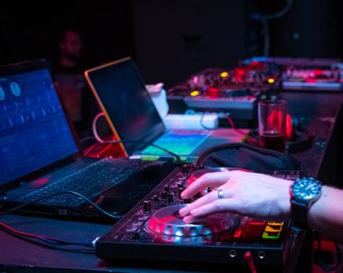 Dj müzik konsol ve gece kulübü parlak arka plan ışık parlak renklerde dizüstü bilgisayarlar
