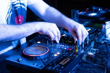 Dj müzik konsol ve dizüstü bilgisayarlar gece ışık parlak renkler parlak mavi arka plan Kulübü