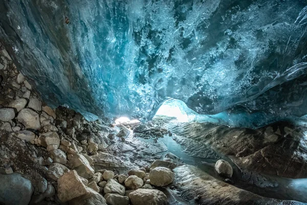 Una Grotta Ghiaccio Ghiacciaio Montagna Una Colonna Ghiaccio Purissimo Pende — Foto Stock