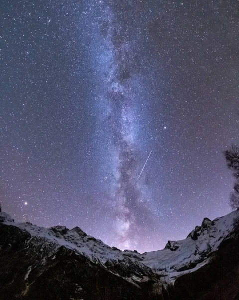 Vía Láctea Cielo Nocturno Sobre Las Nevadas Montañas Dombay Karachay — Foto de Stock
