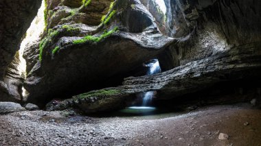taş içe doğru akan bir şelale ile mağara. Salta Falls, Dağıstan, Rusya Federasyonu