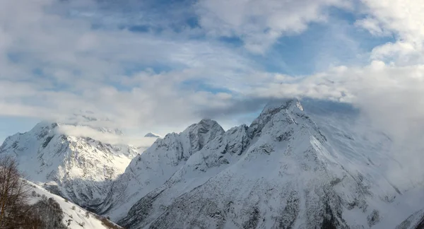 Picos Montanha Nevados Dia Inverno Com Céu Azul Dombay Cáucaso — Fotografia de Stock