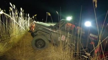 Rostov-on-Don, Rusya, 04/07/2018 offroad yol Suv bırakır reed çalılıkları geceleri yarış