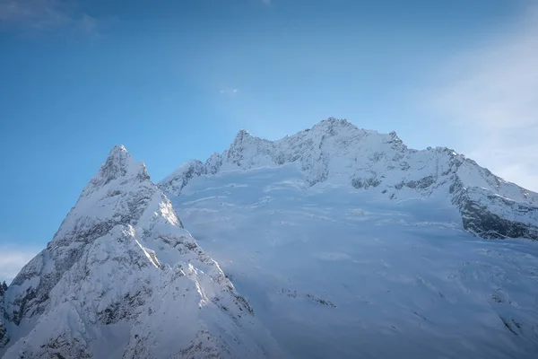 Горные Вершины Домбайских Гор Покрытые Снегом Окруженные Густыми Облаками Фоне — стоковое фото