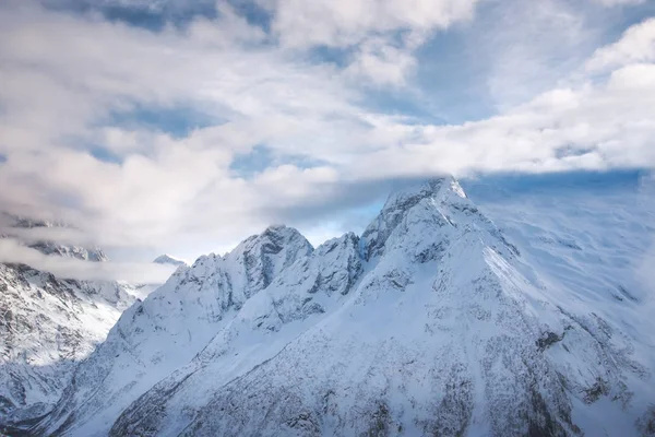 Горные Вершины Домбайских Гор Покрытые Снегом Окруженные Густыми Облаками Фоне — стоковое фото