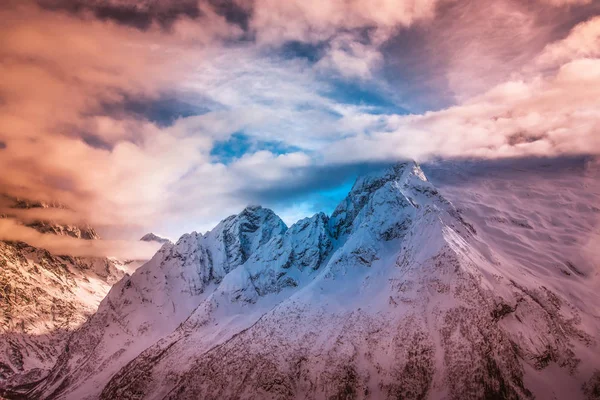 多拜山脉的山峰被雪覆盖 在蓝天的映衬着厚厚的云朵 2019年2月 — 图库照片