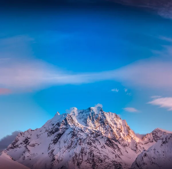 多拜山脉的山峰被雪覆盖 在蓝天的映衬着厚厚的云朵 2019年2月 — 图库照片