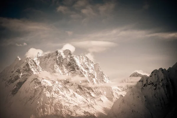 被雪覆盖的多拜山脉的山峰 — 图库照片