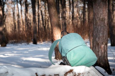 kış orman karda ışık şehir sırt çantası yatıyor