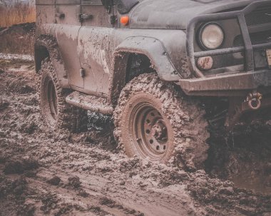SUV araba çamura kirli ve şaşırıp kalmış