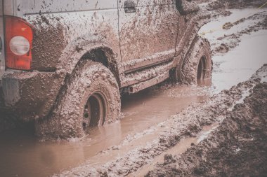 SUV araba çamura kirli ve şaşırıp kalmış