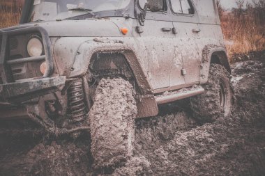 SUV araba çamura kirli ve şaşırıp kalmış