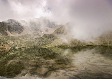 Alçak bulutlar dağ gölü Teberdinsky doğa rezerv, Karaçay-Çerkez Cumhuriyeti, Rusya yanında ile Kyshkager taşlı dağ yamaçlarında