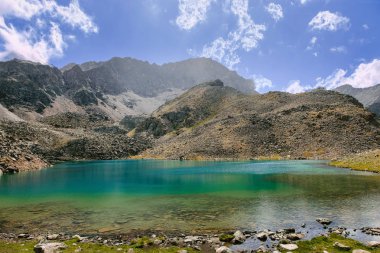 Dağ gölü Teberdinsky doğa rezerv, Karaçay-Çerkez Cumhuriyeti, Rusya ile Kyshkager taşlı dağ yamaçlarında