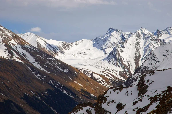 Kyshkager dağın massif erken baharda karda Teberdinsky rezerv, Rusya Federasyonu