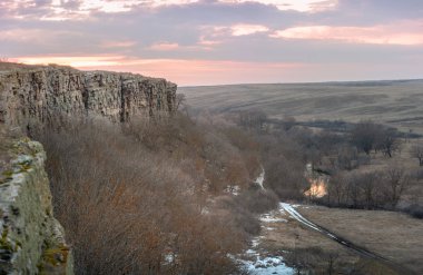 Rock ridge bozkırlarında moody gökyüzü ile Rusya Rostov bölgesinin içinde