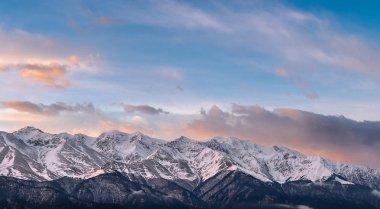 Karachay-Cherkessia Sıradağları gündoğumu