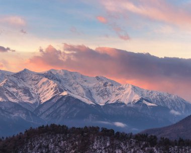 Karachay-Cherkessia Sıradağları gündoğumu