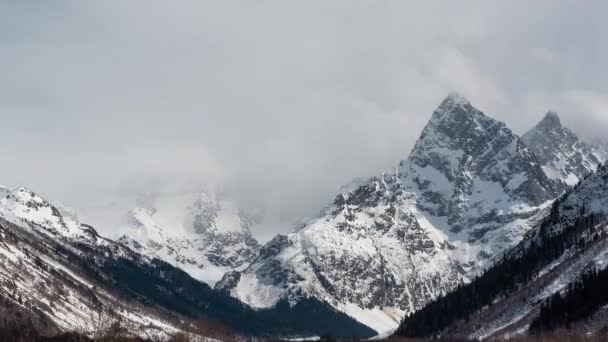 Chotcha 산에서 빠르게 움직이는 구름을 러시아 — 비디오