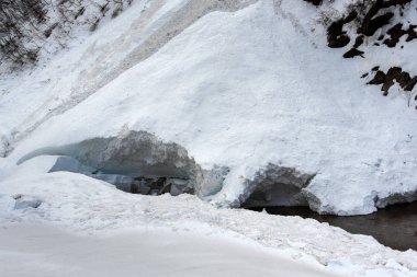 Dombay, karachay-Cherkessia, Rusya 'da dağ nehri Gonachkhir üzerinde çığ