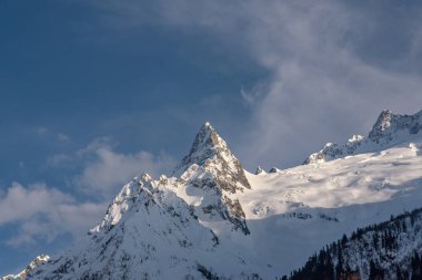 Karaçam-Çerkesya Rusya 'daki Dombay dağ beldesinde INE Dağı Zirvesi