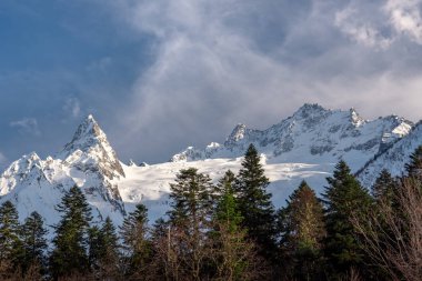 Karaçam-Çerkesya Rusya 'daki Dombay dağ beldesinde INE Dağı Zirvesi