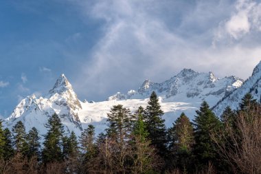 Karaçam-Çerkesya Rusya 'daki Dombay dağ beldesinde INE Dağı Zirvesi