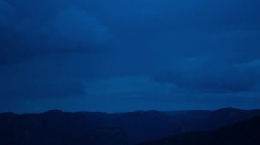 gökyüzüne bulutlar ile geceleri dağlarda yıldırım yanıp söner