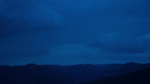 Gökyüzüne Bulutlar Ile Geceleri Dağlarda Yıldırım Yanıp Söner — Stok video