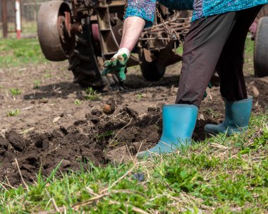 Kadın, baharda Kafkasya 'da, eski traktör harrow tarlasının yanında koşuyor.. 