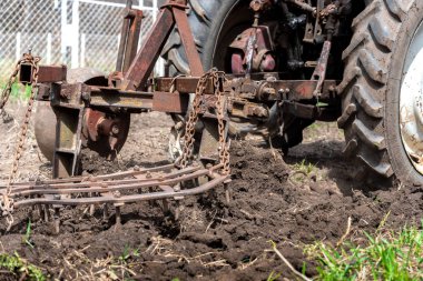 Baharda eski küçük traktör Harrow alanı, Kafkaslar. Karachay-Çerkesya Rusya