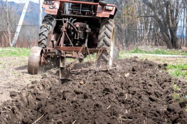 Baharda eski küçük traktör Harrow alanı, Kafkaslar. Karachay-Çerkesya Rusya