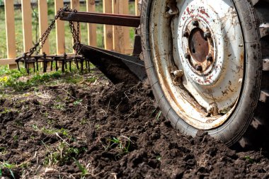 Baharda eski küçük traktör Harrow alanı, Kafkaslar. Karachay-Çerkesya Rusya