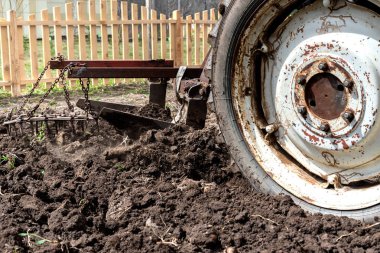 Baharda eski küçük traktör Harrow alanı, Kafkaslar. Karachay-Çerkesya Rusya