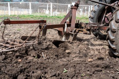 Baharda eski küçük traktör Harrow alanı, Kafkaslar. Karachay-Çerkesya Rusya