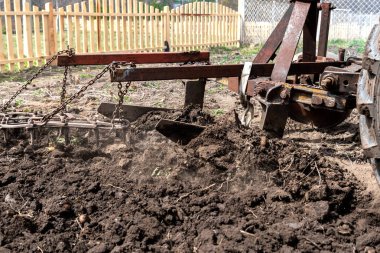 Baharda eski küçük traktör Harrow alanı, Kafkaslar. Karachay-Çerkesya Rusya
