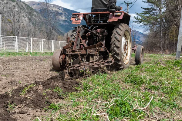 Viejo Pequeño Campo Gradas Tractor Primavera Cáucaso Karachay Cherkessia Rusia — Foto de Stock