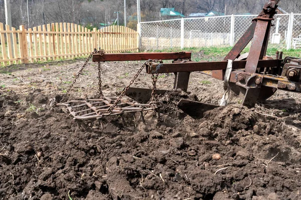 Viejo Pequeño Campo Gradas Tractor Primavera Cáucaso Karachay Cherkessia Rusia — Foto de Stock