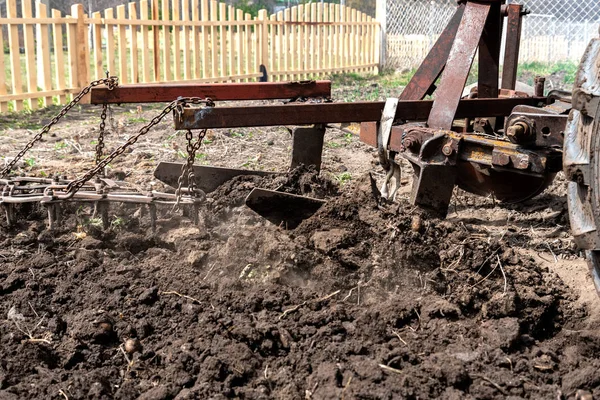 Baharda eski küçük traktör Harrow alanı, Kafkaslar. Karachay-Çerkesya Rusya