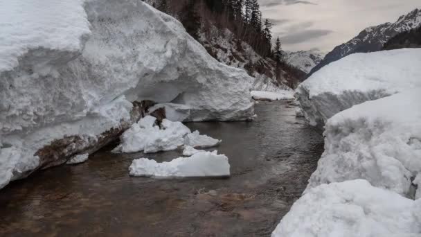 Trozos Nieve Avalancha Montañas Río Contra Telón Fondo Los Picos — Vídeos de Stock