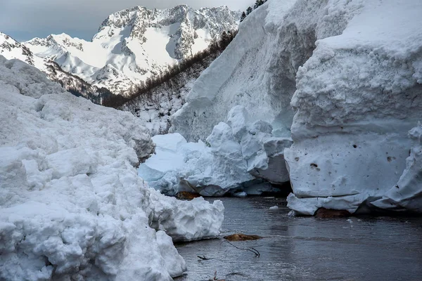 Trozos Nieve Avalancha Montañas Río Contra Telón Fondo Los Picos —  Fotos de Stock