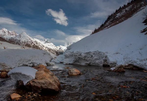 dağ zirveleri fon karşı nehirde dağ çığ kar parçaları, Gökçekhir nehri Karaçay-ÇherkesS Cumhuriyeti Rusya