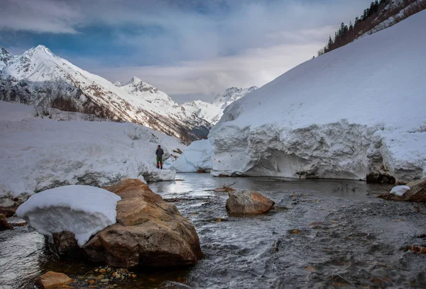 dağ zirveleri fon karşı nehirde dağ çığ kar parçaları, Gökçekhir nehri Karaçay-ÇherkesS Cumhuriyeti Rusya