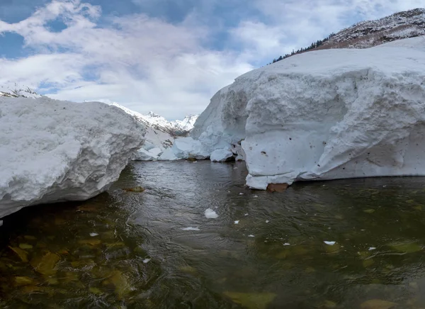 Kawałki Śniegu Górskiej Lawiny Rzece Tle Szczytów Górskich Rzeki Gonachkhir — Zdjęcie stockowe