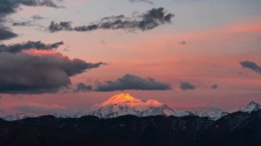gün batımı güneşi Elbrus Dağı'nın üst aydınlatır, timelapse 4k