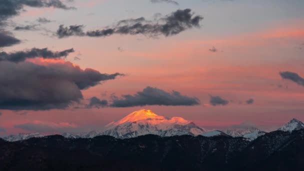 Gün Batımı Güneşi Elbrus Dağı Nın Üst Aydınlatır Timelapse — Stok video