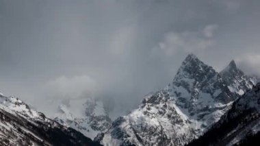 Karaçay-Çerkesrusya'da hızlı hareket eden bulutlarla Chotcha dağı rusya zaman atlamalı 4k