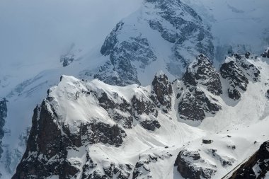 Kabardey-Balkarian Cumhuriyeti'nde Ullu-Tau Chana dağ zirveleri, Kafkasya, Rusya, Mayıs 2019