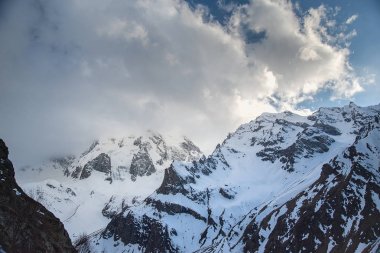 Kabardey-Balkarian Cumhuriyeti'nde Ullu-Tau Chana dağ zirveleri, Kafkasya, Rusya, Mayıs 2019